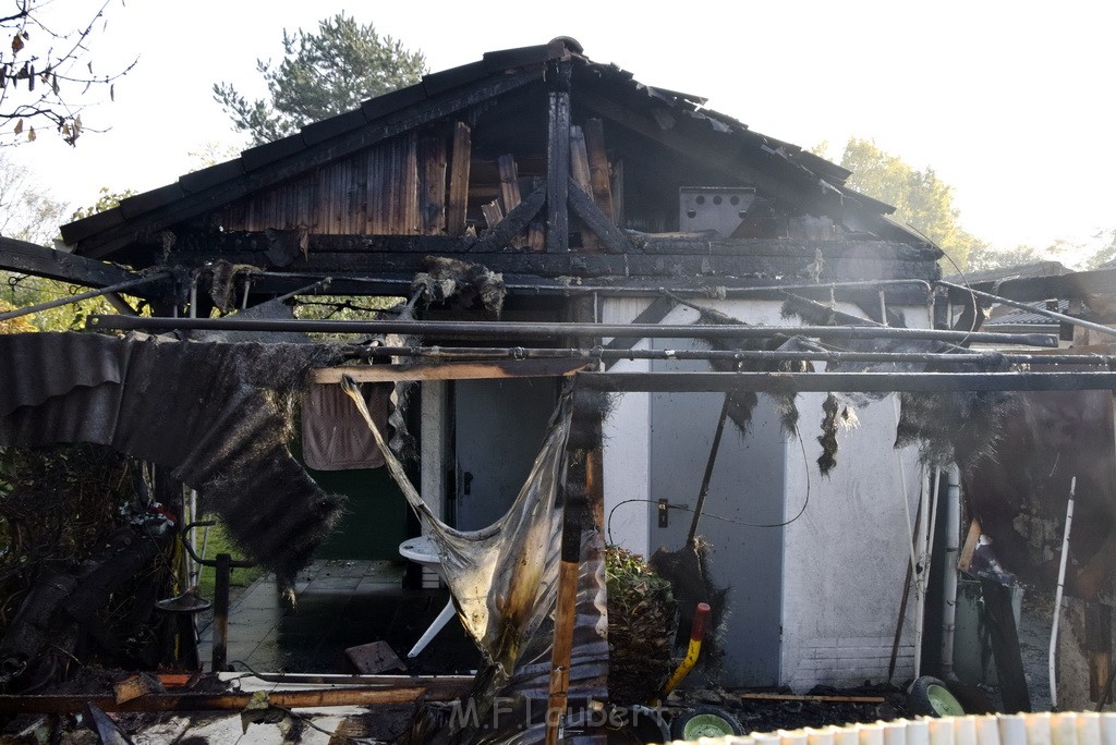 Feuer 1 brannten 3 Lauben Koeln Fuehlingen Kriegerhofstr P118.JPG - Miklos Laubert